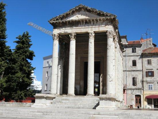Tempio di Augusto e della dea Roma