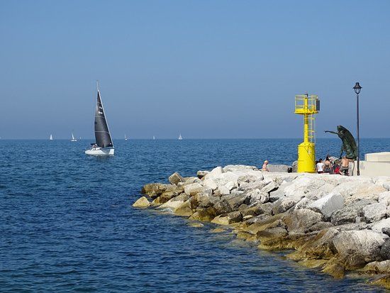 Monumento In Bronzo Alla Sposa del Marinaio